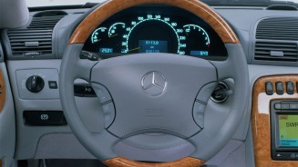 
ine Mercedes-Benz CL-Klasse mit Multifunktionslenkrad als Sonderausstattung in einer Holz-Leder-Kombination.
