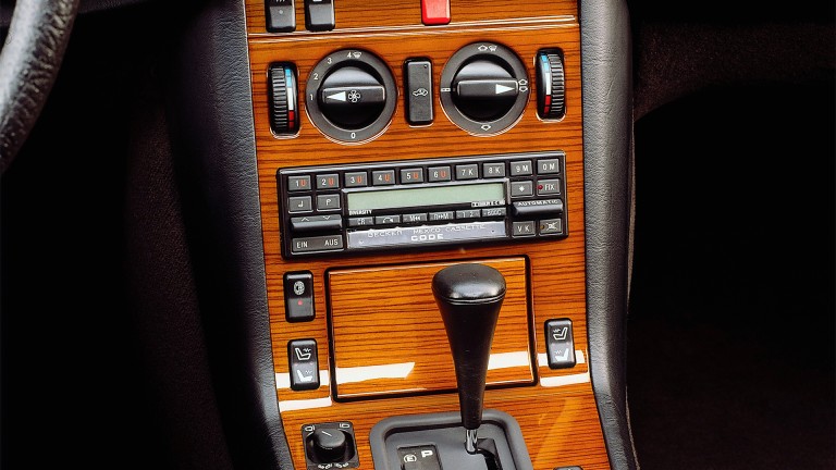 
			Nahaufnahme des Autoradios Typ Becker Mexico in einem Mercedes-Benz 300 SE, Baureihe 140 von 1991, mit digitaler Senderanzeige und Tasten zum Speichern bestimmter Radiostationen.
		