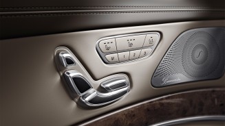 
Nahaufnahme der Burmester Lautsprecher auf der Fahrerseite in einer Mercedes-Benz S-Klasse aus dem Jahr 2013.
