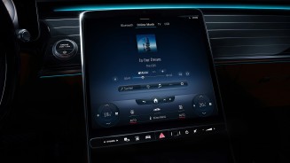 
Nahaufnahme des Zentraldisplays eines Mercedes-Benz EQS, auf dem Musik ber das MBUX Multimediasystem abgespielt wird.

