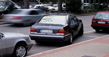 
						  Eine dunkelgraue S-Klasse W 140 aus dem Jahr 1995 parkt mit Parktronic System rckwrts am Straenrand ein. Bildquelle: Mercedes-Benz Classic
						  