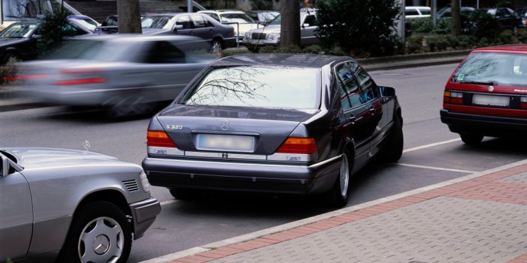 
				Eine dunkelgraue S-Klasse W 140 aus dem Jahr 1995 parkt mit Parktronic System rckwrts am Straenrand ein. Bildquelle: Mercedes-Benz Classic
				
