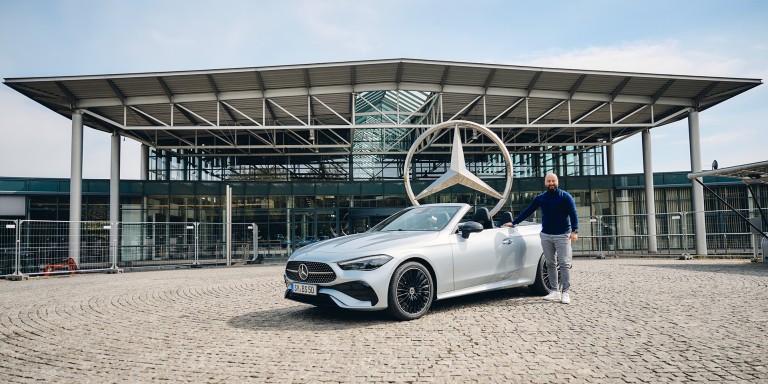 
				Mercedes-Benz Members Kunde Serhat Balak mit seinem neuen CLE Cabriolet vor dem Mercedes-Benz Kundencenter in Bremen.
				