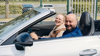 
Serhat Balak und Mercedes-Benz Members Mitarbeiterin Vera Trump im CLE Cabriolet.
