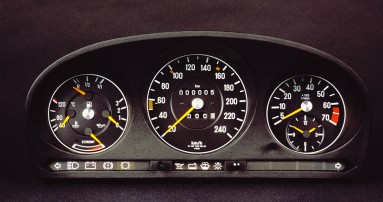 
						  Nahaufnahme des Kombiinstruments eines Mercedes-Benz SL R 107 aus dem Jahr 1985, Bildquelle: Mercedes-Benz Classic.
						  